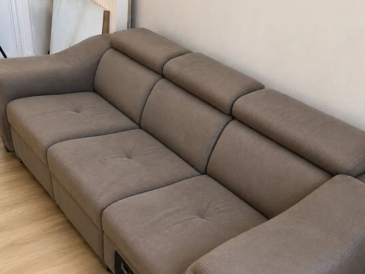Le même canapé après nettoyage en profondeur : tissu uniforme, taches disparues